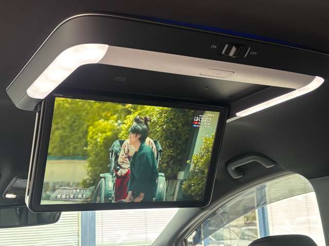 【後席フリップダウンモニター】ミニバンには必須の装備！TVやDVD映像を映し出せます