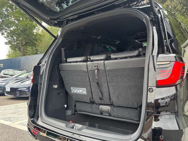 【ラゲッジルーム】しっかり広い荷室。お買い物や趣味の道具もたっぷり入ります！