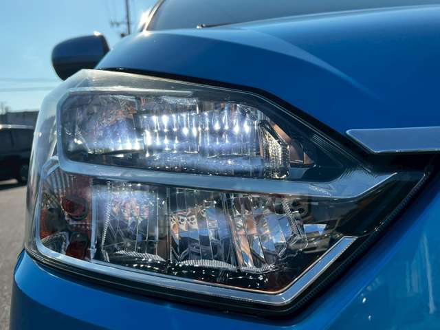 夜間走行でも明るく照らしてくれる安心のLEDヘッドライト♪カバーも磨いてピカピカです！雨の日でも安心なコーティングオプションもありますので、まずはお気軽にお問い合わせください！
