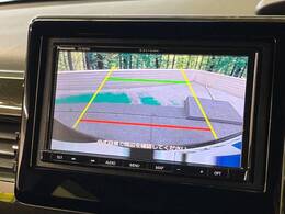 【バックカメラ】駐車時に後方がリアルタイム映像で確認できます。大型商業施設や立体駐車場での駐車時や、夜間のバック時に大活躍！運転スキルに関わらず、今や必須となった装備のひとつです！