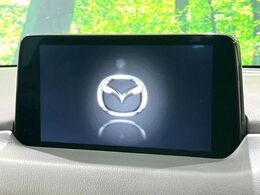 【8インチマツダコネクト】車内の雰囲気にマッチした大型のディスプレイ。スマホ接続でのナビ使用やBluetooth再生等、様々な機能が楽しめます。直感的なダイヤル操作が可能で、使い勝手も良好です。
