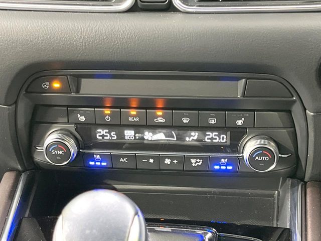 【シートベンチレーション】夏場は涼しい風でお尻や背中の熱やムレを防ぎ、冬はエアコンよりも早く温まってポカポカに！季節を問わず快適に過ごせます。