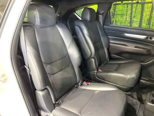 後部座席も気になるようなキズ・汚れやへたり等、大きなダメージはなく、良好な状態です。