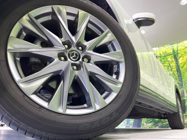 【純正19インチアルミホイール】外観にマッチした純正アルミホイールを装着しております。各種社外アルミホイールや、スタッドレスタイヤも取扱いしております。是非ご相談ください♪