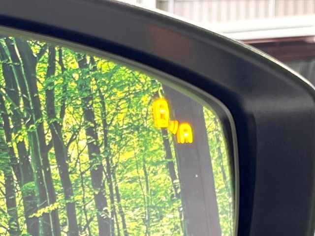 【ブラインドスポットモニタリング】走行中、ドアミラーの死角になりやすい箇所に後続車が接近するとサイドミラー付近に警告を表示、ドライバーに注意喚起をしてくれます。