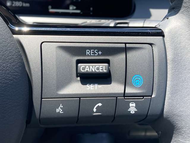 ステアリングのプロパイロットボタンで高速道路で運転のアシストをしてくれます。