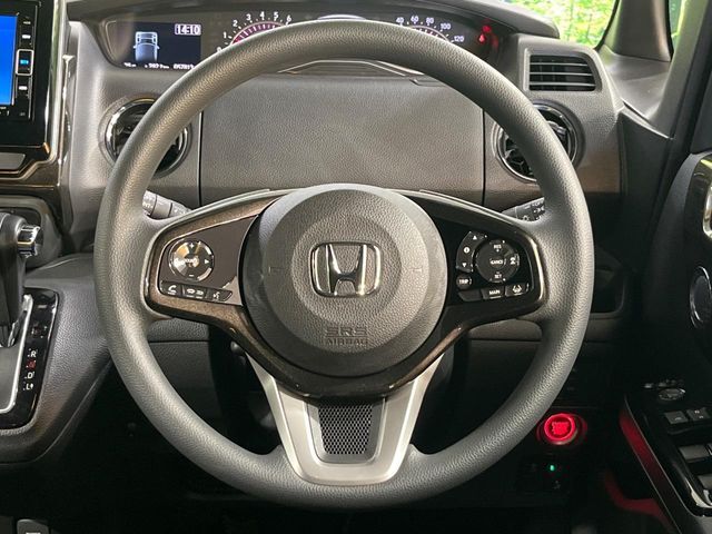 インテリアに合わせたデザインのステアリングは、運転される方のことも考え、運転しやすい形状、大きさです。是非一度、実際に触ってお確かめください。