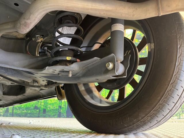 お車を安心してお乗りいただく為には、足回りの定期点検が欠かせません。サービスサポート（有償保証）では無料点検もご提供しており、安心のカーライフをお過ごしいただけるサポート体制が整っています。