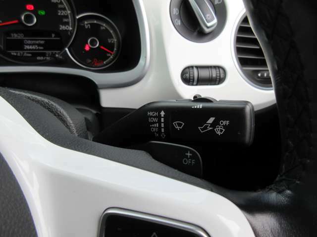 ステアリングホイールにオーディオ・リモート・コントロール・ボタンを配置。手を離さず、素早く安全に操作することができます。