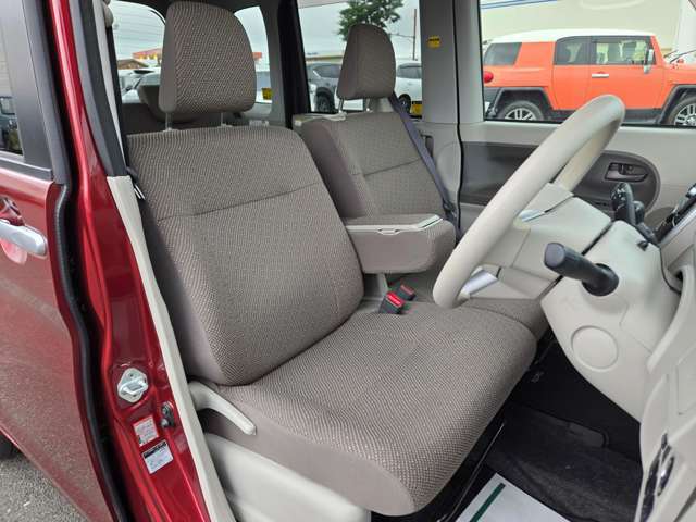 【運転席】座り心地が良いシートなので長時間の運転でも快適にお過ごしいただけます。新品のフロアマットのご注文も可能です。掲載箇所以外にご希望の写真がございましたらお気軽にお問い合わせ下さい。