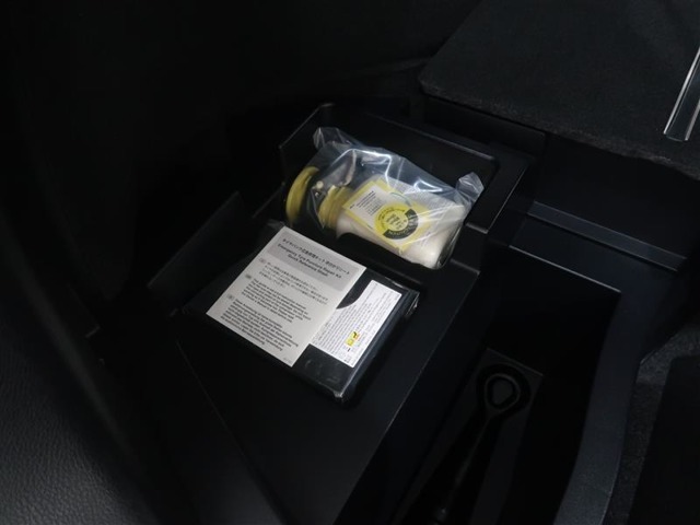 ラゲッジスペース床下にパンク修理キットを搭載しております。