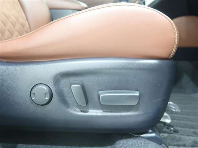 運転席はパワーシートで位置調整も簡単です。