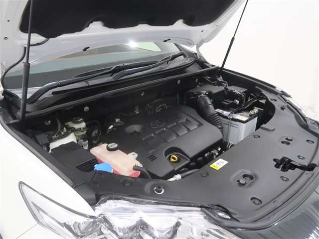 エンジンルームも念入りにクリーニング。