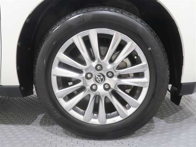 純正アルミホイールが似合ってます。タイヤサイズは235/55R18　です。