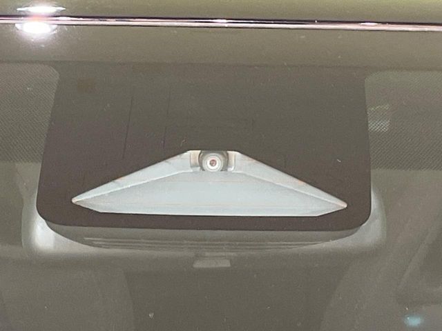 【トヨタセーフティセンス】走行中に前方の車両等を認識し、衝突しそうな時は警報とブレーキで衝突回避と被害軽減をアシスト。より安全にドライブをお楽しみいただけます。