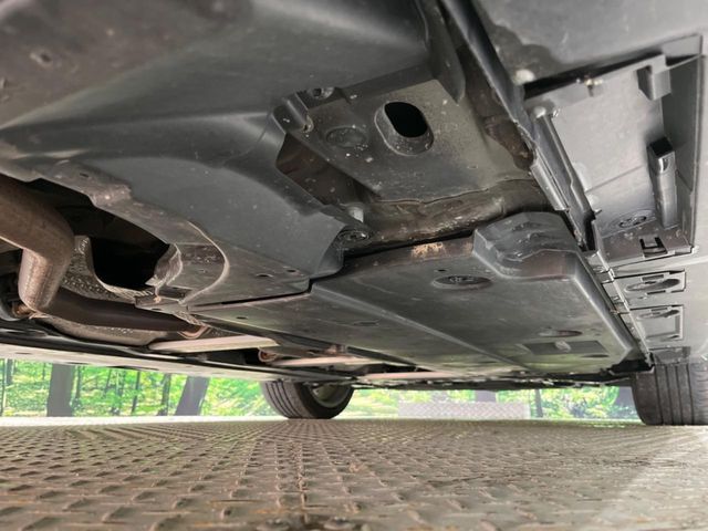 お車を安心してお乗りいただく為には、足回りの定期点検が欠かせません。サービスサポート（有償保証）では無料点検もご提供しており、安心のカーライフをお過ごしいただけるサポート体制が整っています。