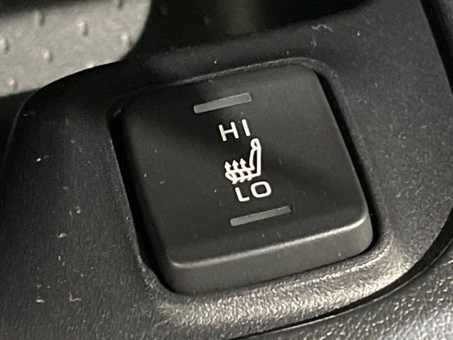 【シートヒーター】寒い日に重宝するシートヒーター！エアコンより早く温まってくれるので寒がりの人も安心ですね♪エアコンの温風は乾燥するから苦手、という方にもをおすすめです。
