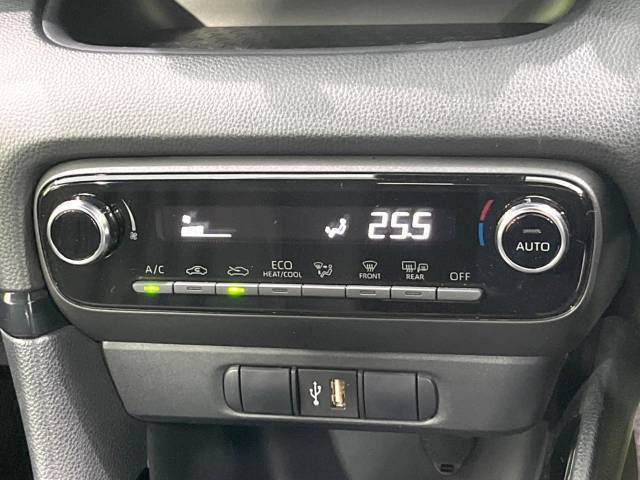 【オートエアコン】一度お好みの温度に設定すれば、車内の温度を検知し風量や温度を自動で調整。暑い…寒い…と何度もスイッチ操作をする必要はありません。快適な車内空間には必須の機能ですね♪