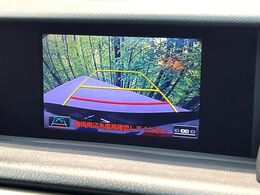 【バックカメラ】駐車時に後方がリアルタイム映像で確認できます。大型商業施設や立体駐車場での駐車時や、夜間のバック時に大活躍！運転スキルに関わらず、今や必須となった装備のひとつです！