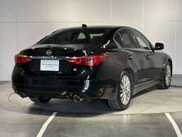 石川日産自動車販売（株）UCARS七尾店は七尾市国分町交差点の近くにあります。赤い看板が目印です。