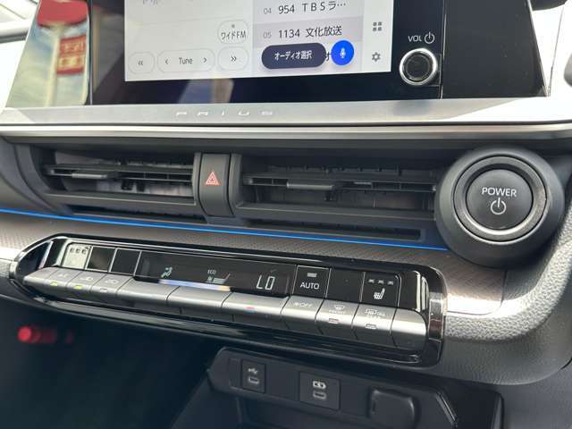 運転席周りのスイッチ類になります。様々な装備がついておりますので、ご不明な点があれば、いつでもお問い合わせお待ちしております。