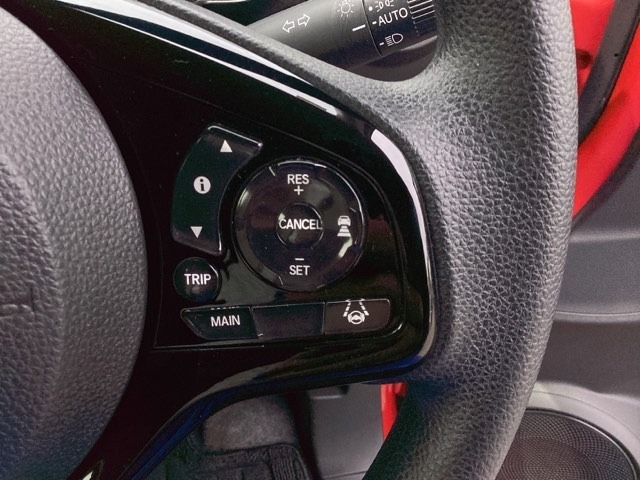 ステアリングホイールの右側がクルーズコントロールスイッチです。アクセルペダルを踏まずに一定速走行が出来るので、高速道路での走行がグッと快適になります。