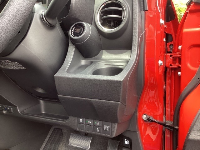 スマートキーシステム搭載ですので、ハンドル横のスイッチを押せば、エンジンスタート！