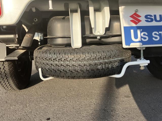 荷台の下にスペアタイヤがあります。
