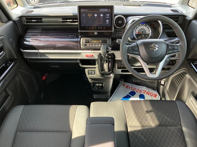 スーツケースをモチーフに遊びゴコロあるインパネ。インパネシフト、フットブレーキで足元や運転席のスペースも広々。