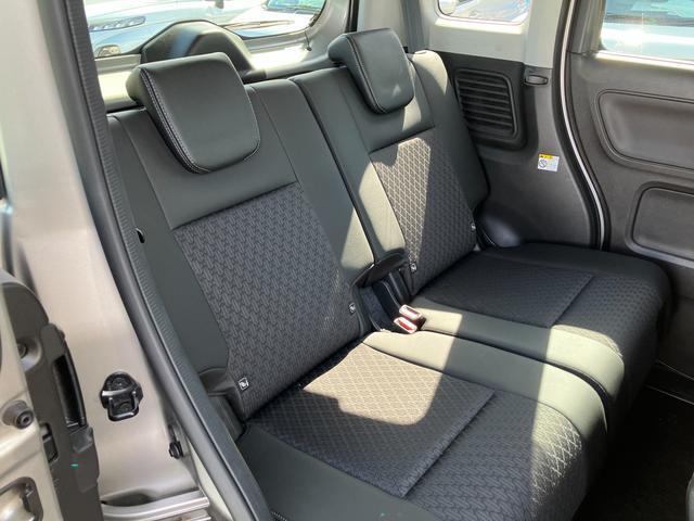 リヤシートは天井も高く快適空間！左右のシートが別々に動くのでアレンジ色々♪チャイルドシートの固定用アンカーがあります。小さなお子様も安心してご乗車できます！