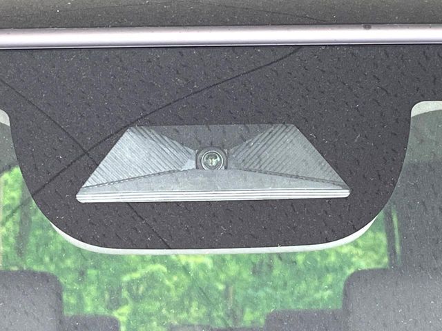 【ホンダセンシング】走行中に前方の車両等を認識し、衝突しそうな時は警報とブレーキで衝突回避と被害軽減をアシスト。より安全にドライブをお楽しみいただけます。