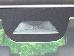 【ホンダセンシング】走行中に前方の車両等を認識し、衝突しそうな時は警報とブレーキで衝突回避と被害軽減をアシスト。より安全にドライブをお楽しみいただけます。