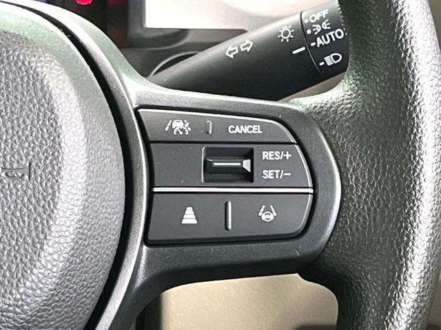 【アダプティブクルーズコントロール】高速道路での長距離走行が楽に！！自動で速度を保つクルーズコントロールが、衝突軽減システムと連携し、前方の車両を感知して車間を保つように速度調節してくれます！！