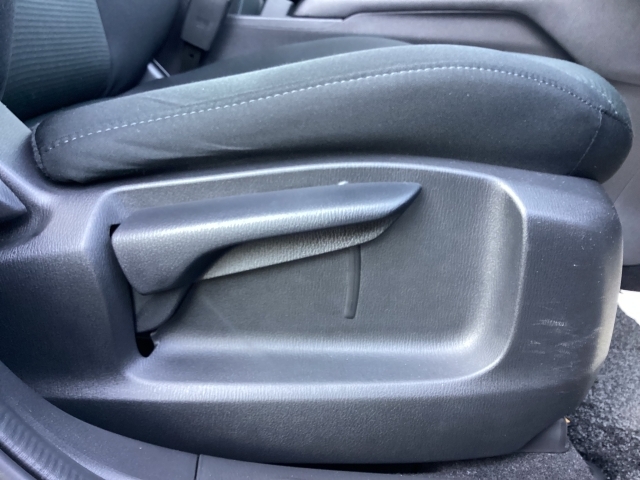 運転席にはドライバーの体型や好みに応じて前後方向だけでなく、高さの調整ができるシートリフターを装備！