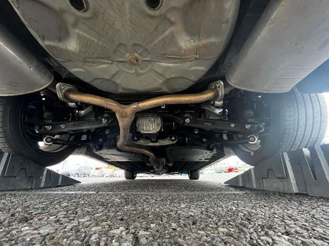 ■弊社では全車プロの専門業者によるルームクリーニングを実施しています！■室内の細かい所からエンジンルームまでキレイになった状態でお渡しいたします■