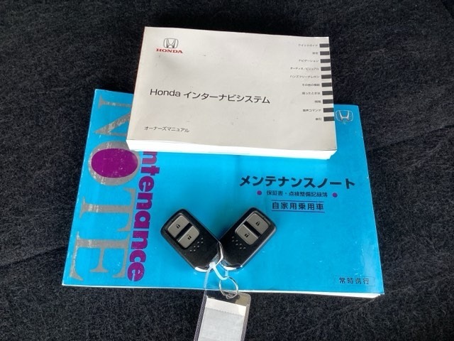 メンテナンスノート【整備記録簿】、取説も揃っています。スマートキーはバッグなどにしまったままボタン操作でエンジンの始動・停止ができて大変便利です。