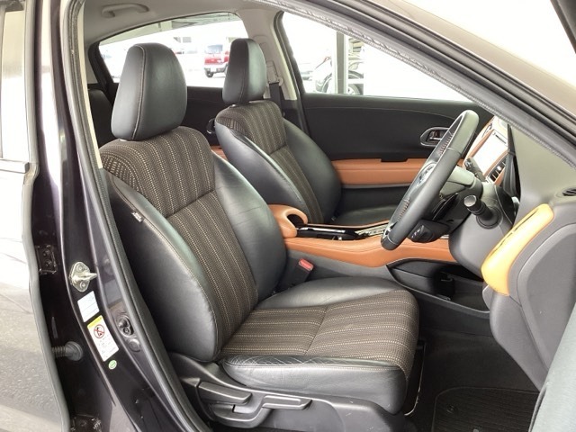 フロント広々、セパレートシートの運転席は、ハイトアジャスターが付いているので、快適にドライブができます。ハンドルはテレスコピック機能で、ハンドル位置を上・下・手前・奥に調節できます。