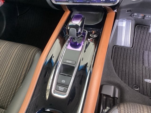 シンプルでとても使いやすいフロアシフトに、パーキングブレーキは電子制御パーキングブレーキです。