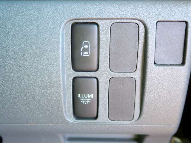 自動ドアのスイッチも運転席にあり安全確認をしながらの操作が出来ます。挟み込み防止もあり小さなお子様がいても安心です！
