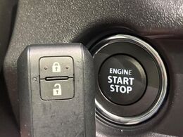 【キーレススタートシステム】カバンやポケットに入れたままでもドアの施錠・解錠が可能なスマートキーを装備。エンジンのオン・オフ時もカギを取り出す必要が無いからとっても便利です♪