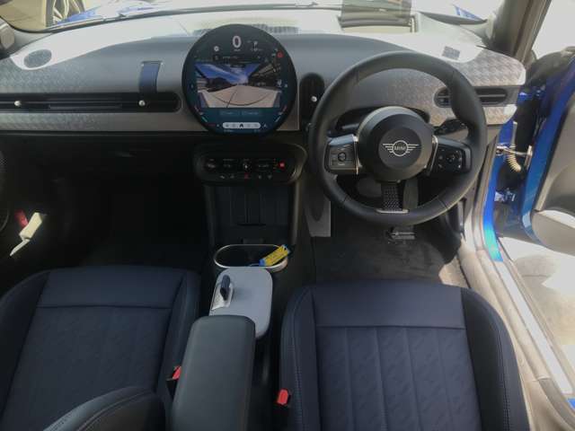車内全体を取り巻く様なアンビエントライトを追加装備で夜のドライブにおいて上質で居心地のよい空間をつくりだすことができます。その日の気分に合わせてお好みで選択する事が可能です。