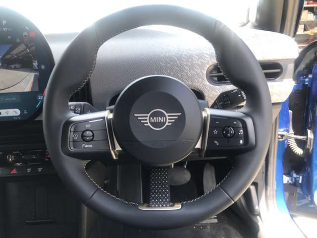 アクティブクルーズコントロールは前車追随機能付きで、快適かつ安全にドライブできます。