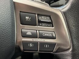 【全車速追従機能付クルーズコントロール】高速道路での長距離走行が楽に！！自動で速度を保つクルーズコントロールが、衝突軽減システムと連携し、前方の車両を感知して車間を保つように速度調節してくれます！！