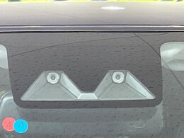 【スマートアシスト】走行中に前方の車両等を認識し、衝突しそうな時は警報とブレーキで衝突回避と被害軽減をアシスト。より安全にドライブをお楽しみいただけます。
