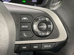 【アダプティブクルーズコントロール】高速道路での長距離走行が楽に！！自動で速度を保つクルーズコントロールが、衝突軽減システムと連携し、前方の車両を感知して車間を保つように速度調節してくれます！！