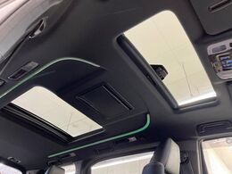 【サンルーフ】ボタンひとつで開閉可能！開放感たっぷりのサンルーフが装着されています！車内に明かりを取り入れたり景色を楽しむ以外にも、よどみがちな車内の空気も簡単に換気できて快適です！