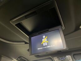 【フリップダウンモニター】家族や友人とお出かけする機会が多い方に大人気のフリップダウンモニター！大画面モニターで車内はエンタメ空間！退屈しがちな長距離ドライブも楽しい時間に変わります！