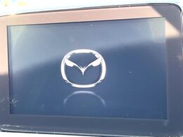 【マツダコネクトナビ】車内の雰囲気にマッチした一体型タイプのナビ。各種車輌設定やBluetooth再生等、様々な機能が楽しめます。直感的なダイヤル操作が可能で、使い勝手も良好です。