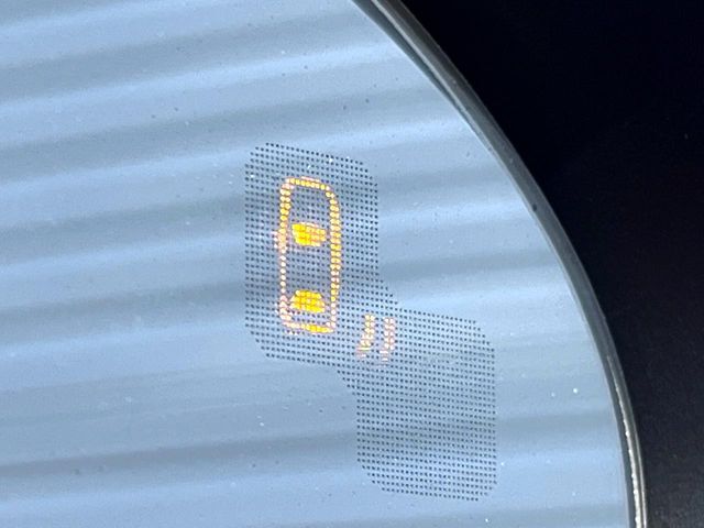 【ブラインドスポットモニタリング】走行中、ドアミラーの死角になりやすい箇所に後続車が接近するとサイドミラー付近に警告を表示、ドライバーに注意喚起をしてくれます。