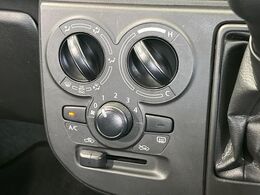 寒い冬も暑い夏も全席に快適な空調を届けてくれる、ダイヤル式エアコンを装備♪